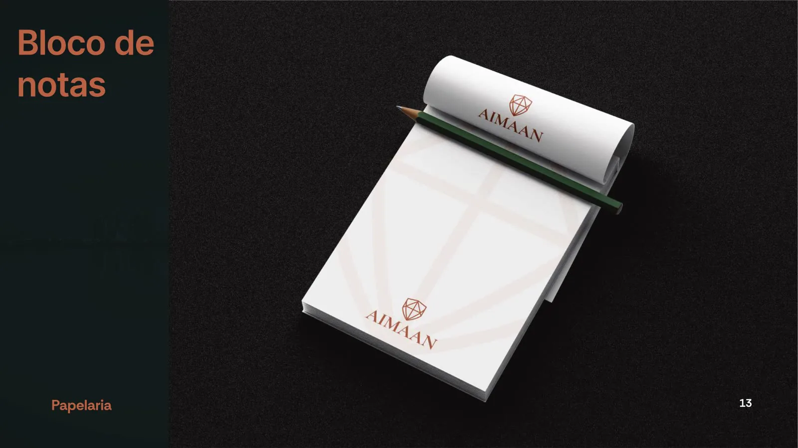 Bloco de notas branco com o logotipo impresso, visto em perspectiva.