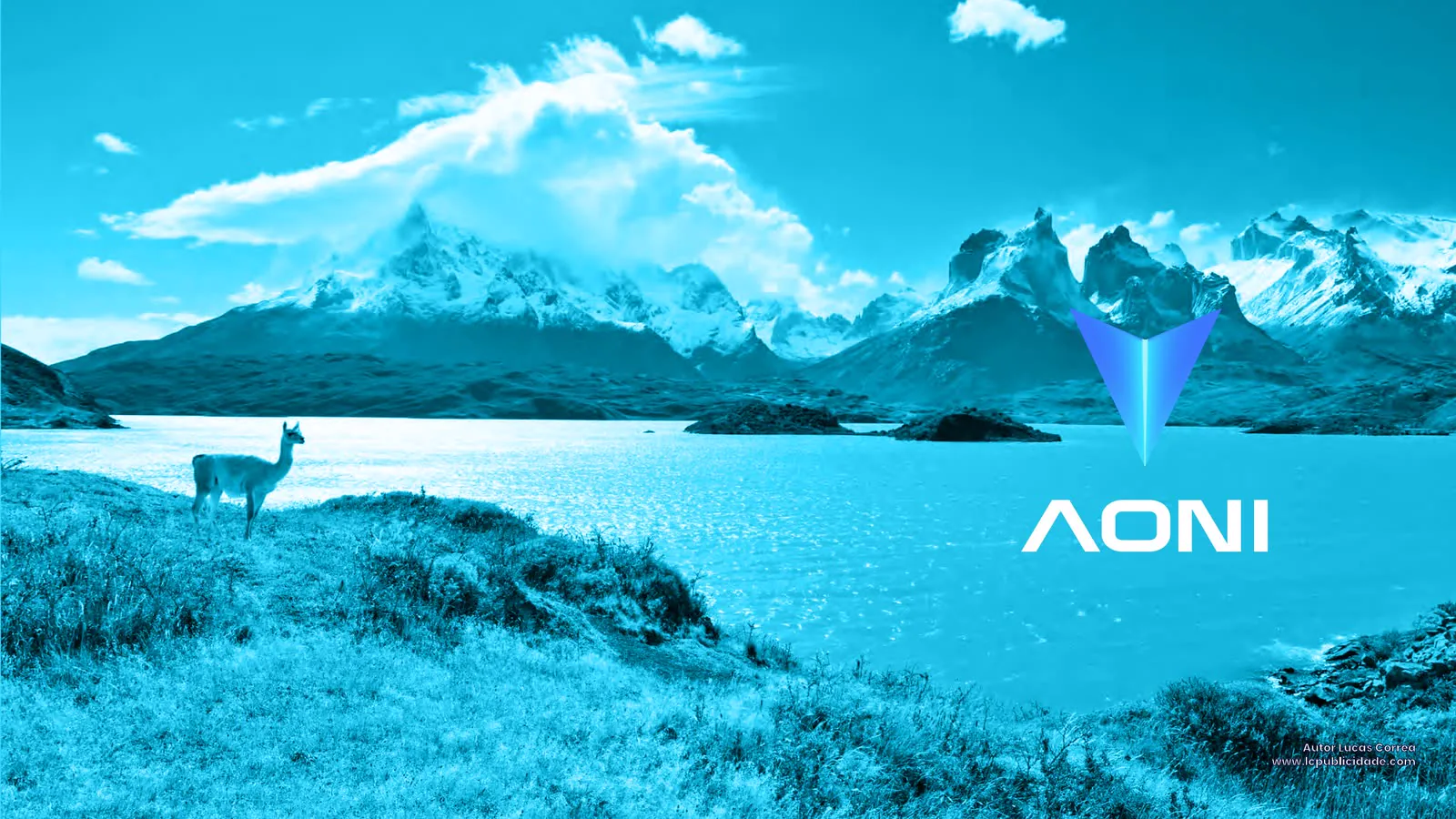 Lago turquesa entre montanhas nevadas com um guanaco na margem e o símbolo aplicado.