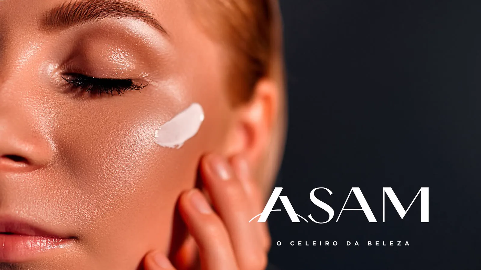 Modelo aplicando creme no rosto, com a assinatura da marca ao lado.