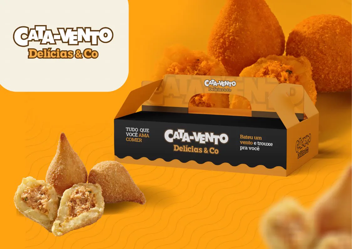 Caixa de salgados aberta com coxinhas, sobre fundo laranja.