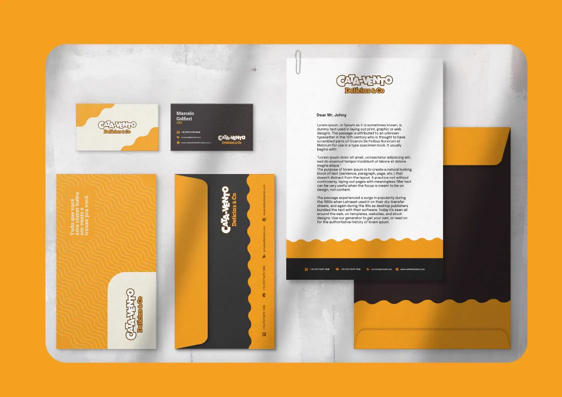 Kit de papelaria com cartões, envelopes e impressos em laranja e preto.