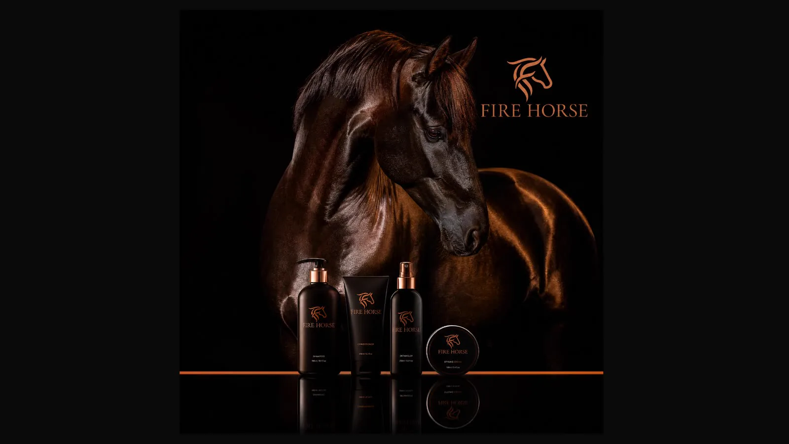 Cavalo iluminado no escuro com a linha de produtos em primeiro plano e a marca aplicada.