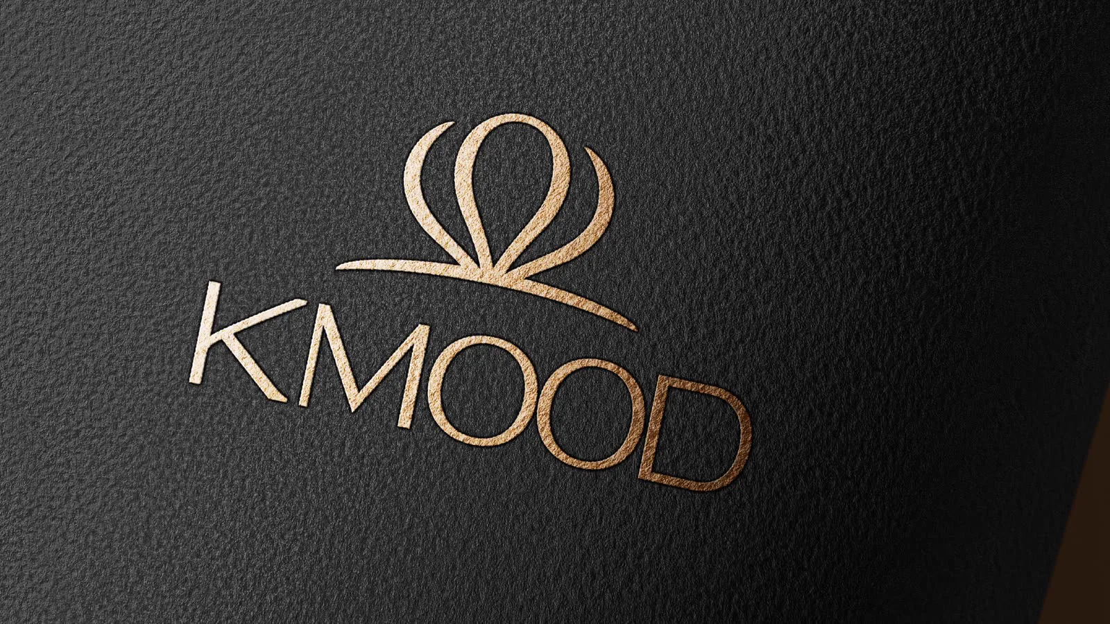 Logotipo dourado gravado sobre couro preto texturizado.
