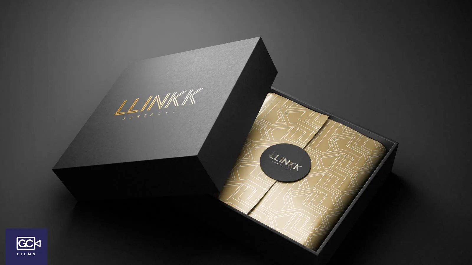 Caixa preta com miolo dourado e o logotipo gravado na tampa.