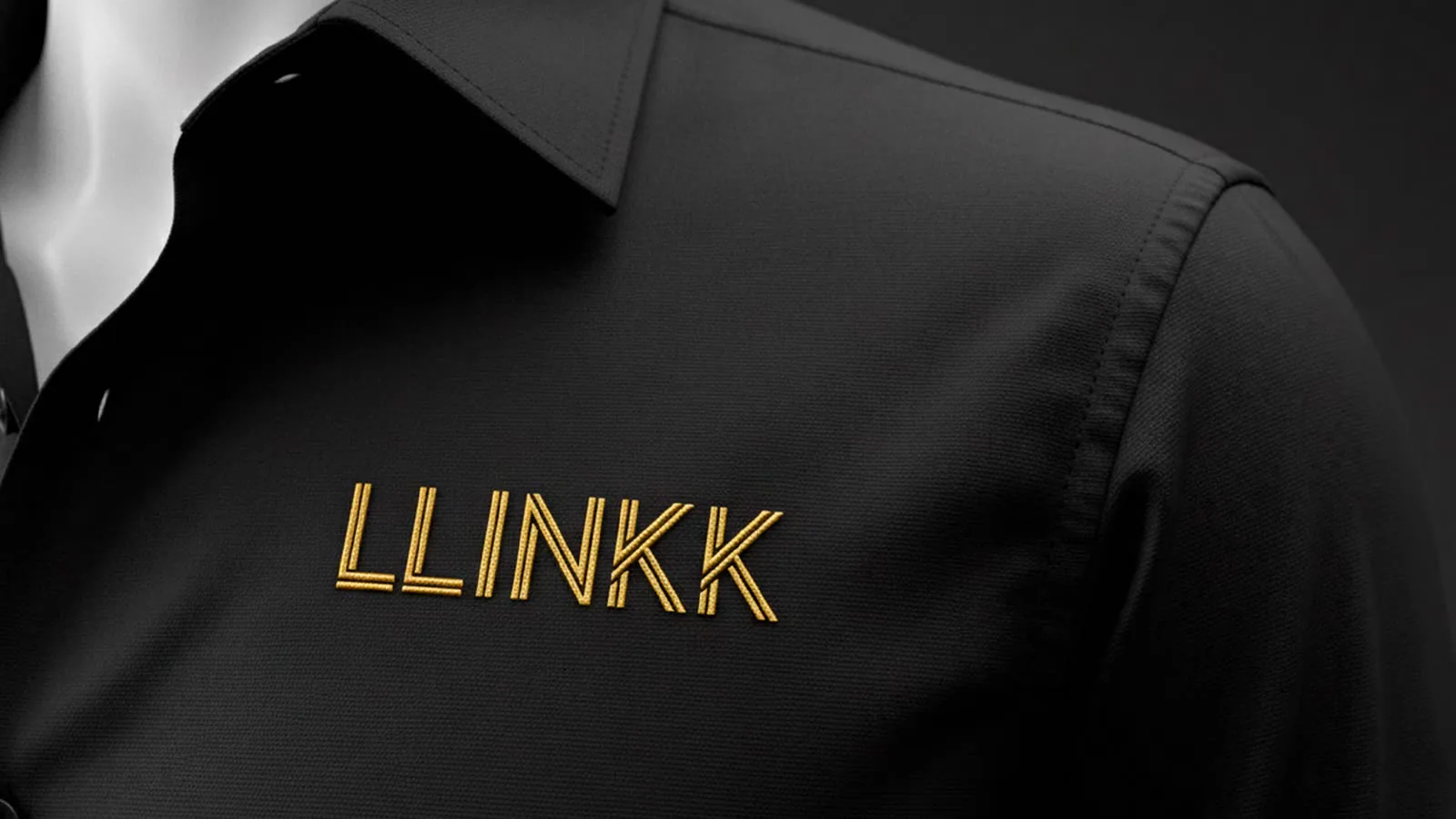 Camisa social preta com o logotipo bordado em dourado no peito.