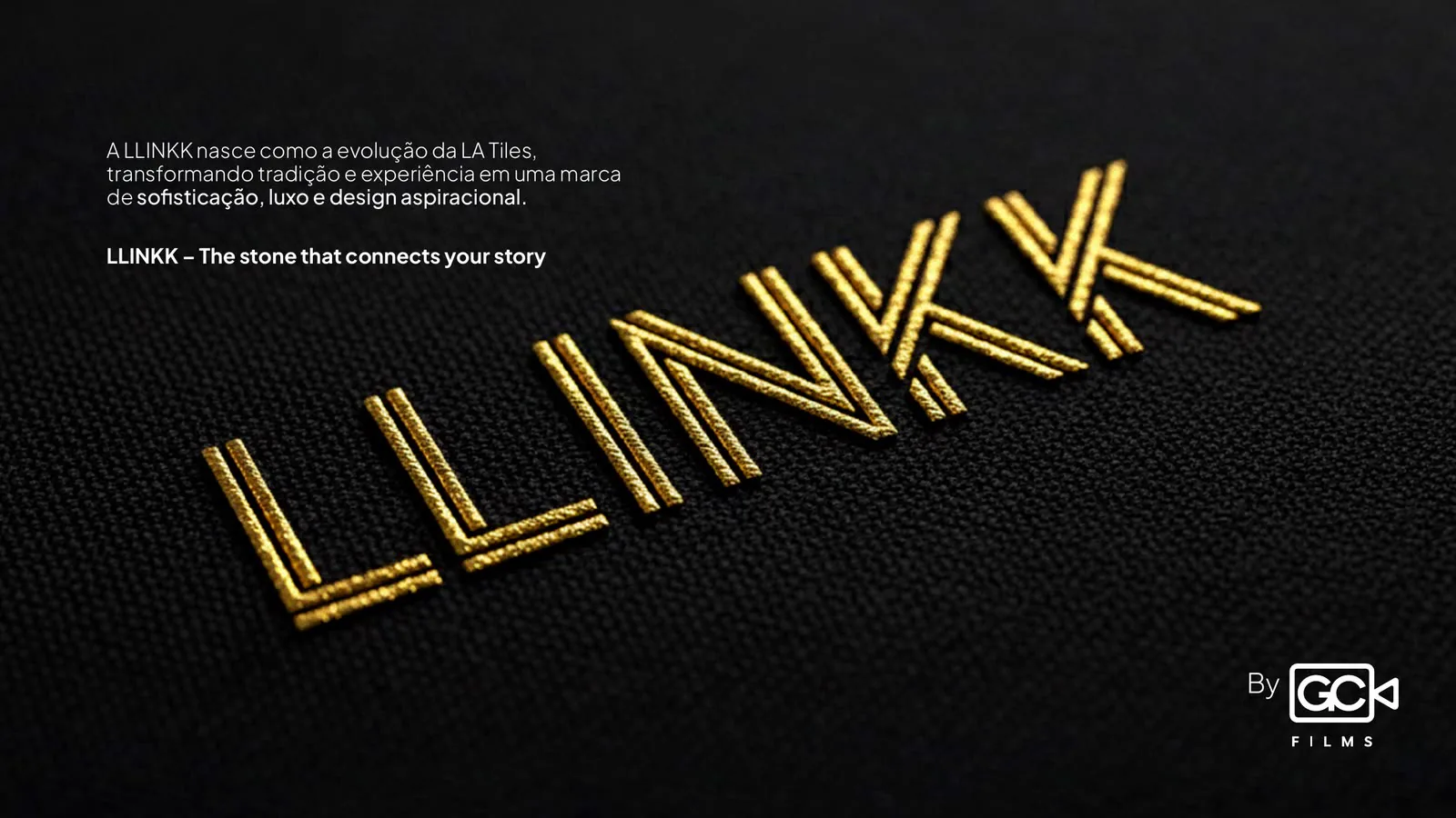 Logotipo em perspectiva sobre fundo preto, ao lado do texto de posicionamento da marca.